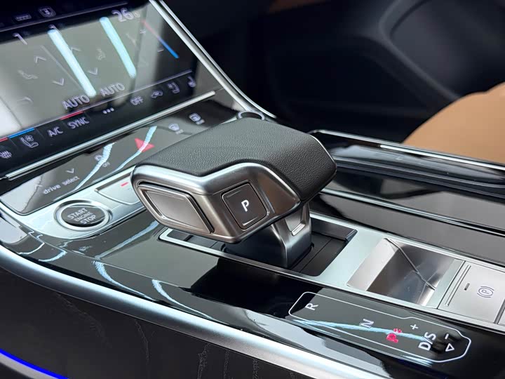 Фото 16 - Audi A8