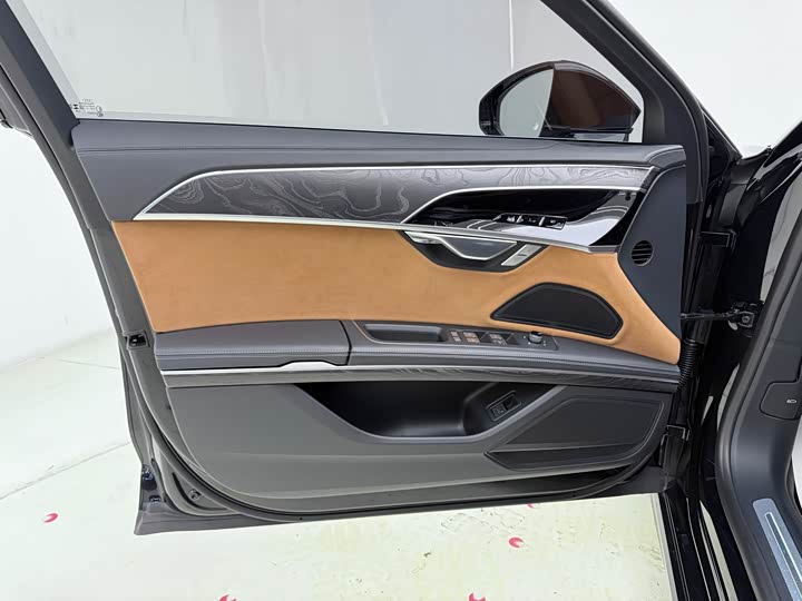 Фото 7 - Audi A8