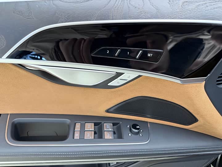 Фото 8 - Audi A8