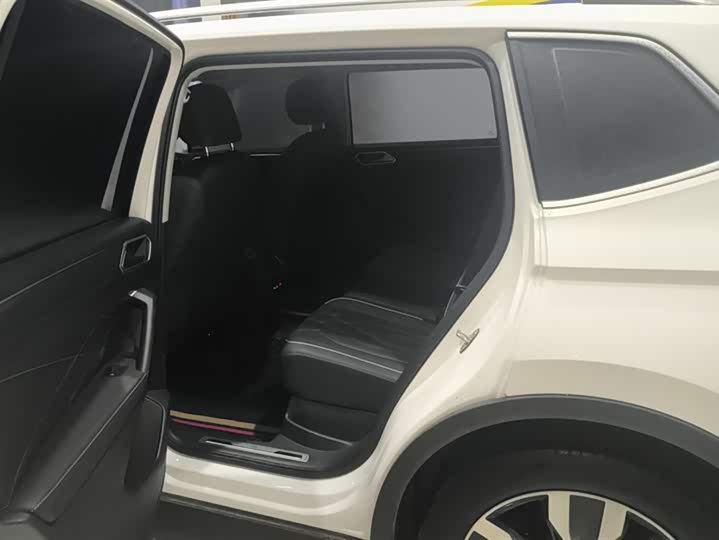 Фото 11 - Volkswagen Tiguan L Pro