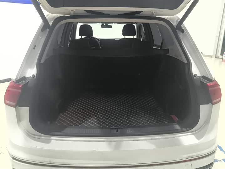 Фото 4 - Volkswagen Tiguan L Pro