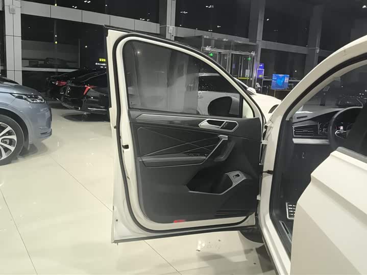 Фото 7 - Volkswagen Tiguan L Pro