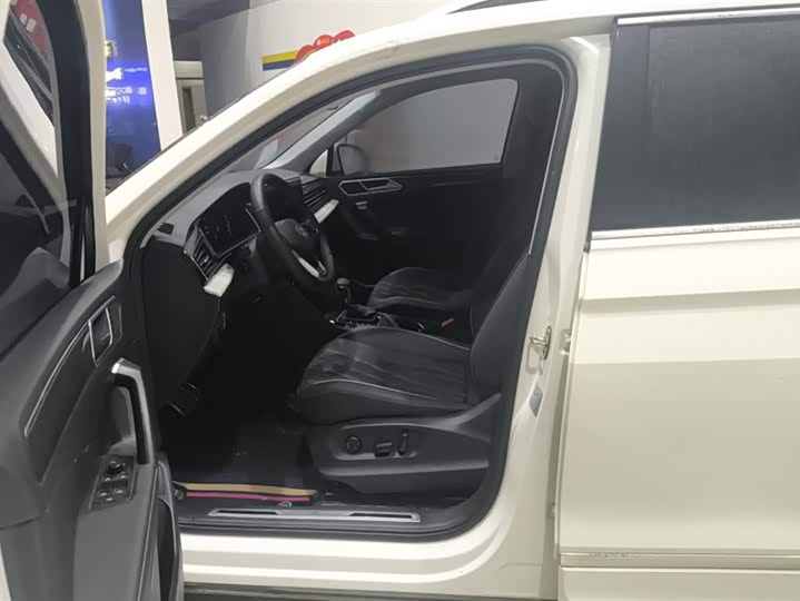 Фото 9 - Volkswagen Tiguan L Pro