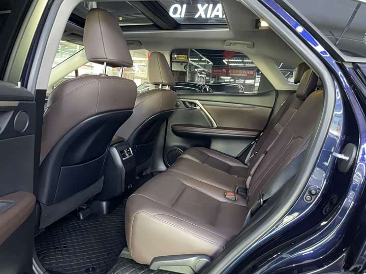 Фото 11 - Lexus RX