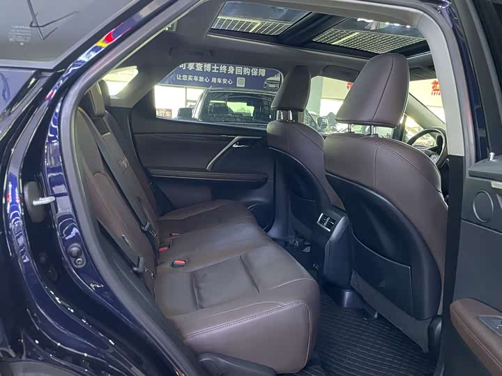 Фото 14 - Lexus RX