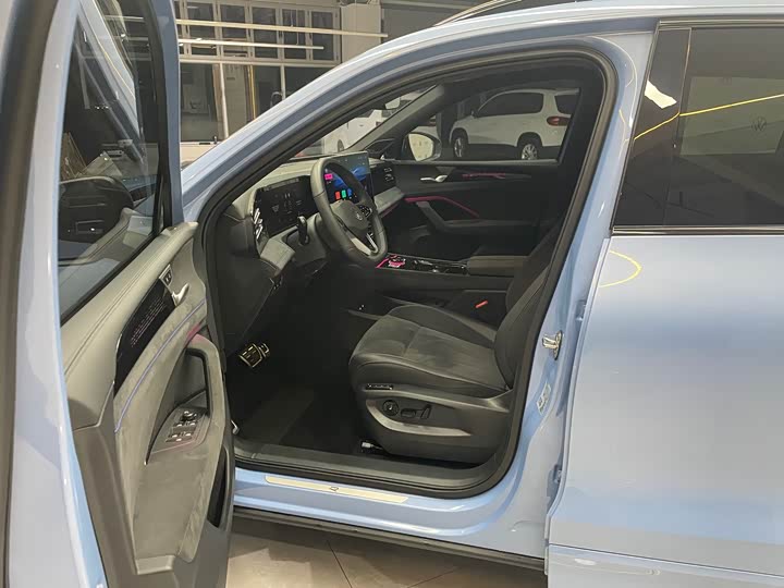 Фото 11 - Volkswagen Tiguan L Pro