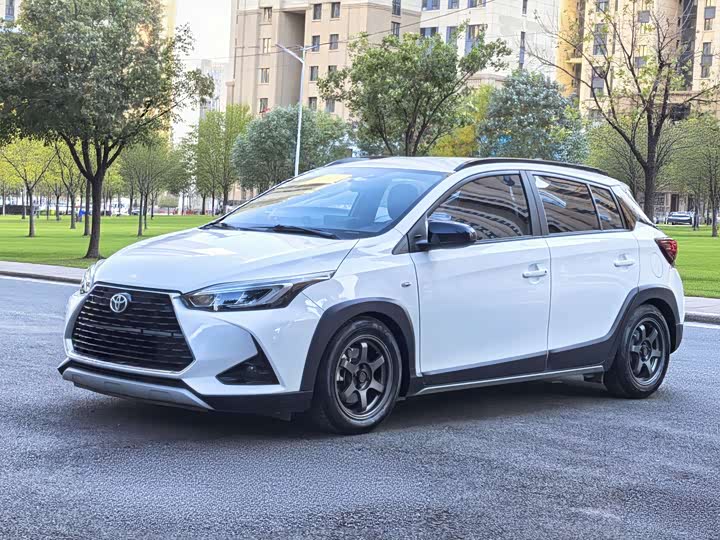 Фото 1 - Toyota Yaris L Hatchback