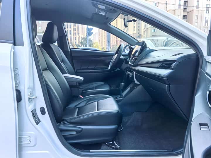 Фото 10 - Toyota Yaris L Hatchback