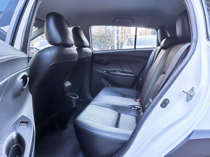 Фото 11 - Toyota Yaris L Hatchback