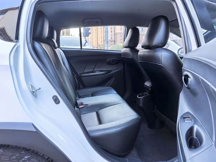 Фото 12 - Toyota Yaris L Hatchback