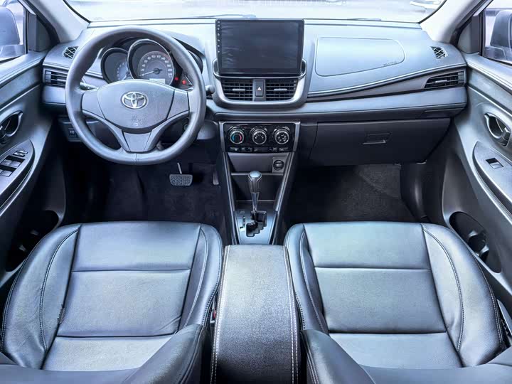 Фото 13 - Toyota Yaris L Hatchback