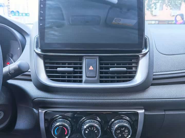 Фото 15 - Toyota Yaris L Hatchback