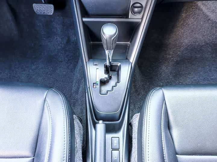 Фото 16 - Toyota Yaris L Hatchback