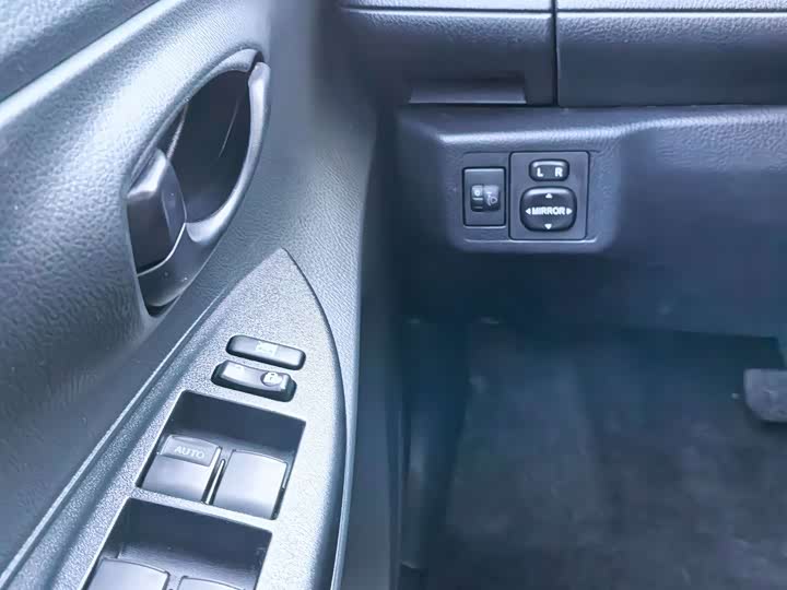 Фото 17 - Toyota Yaris L Hatchback