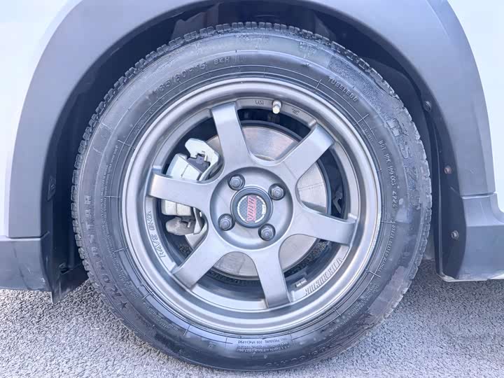 Фото 19 - Toyota Yaris L Hatchback