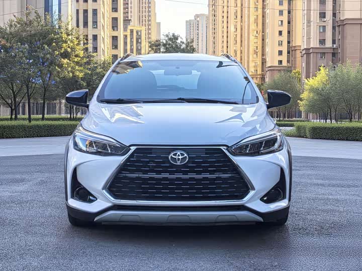 Фото 2 - Toyota Yaris L Hatchback