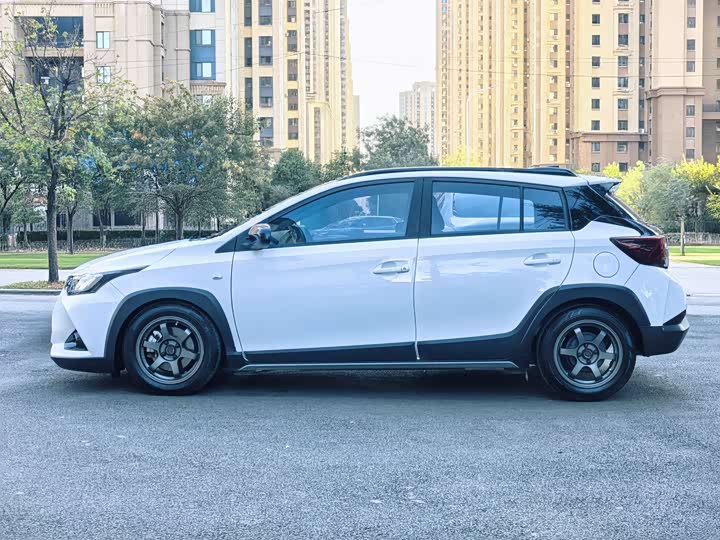 Фото 3 - Toyota Yaris L Hatchback