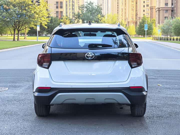 Фото 5 - Toyota Yaris L Hatchback