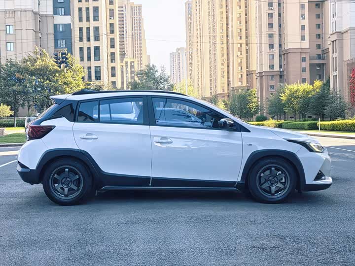 Фото 7 - Toyota Yaris L Hatchback