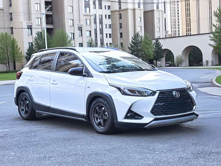 Фото 8 - Toyota Yaris L Hatchback