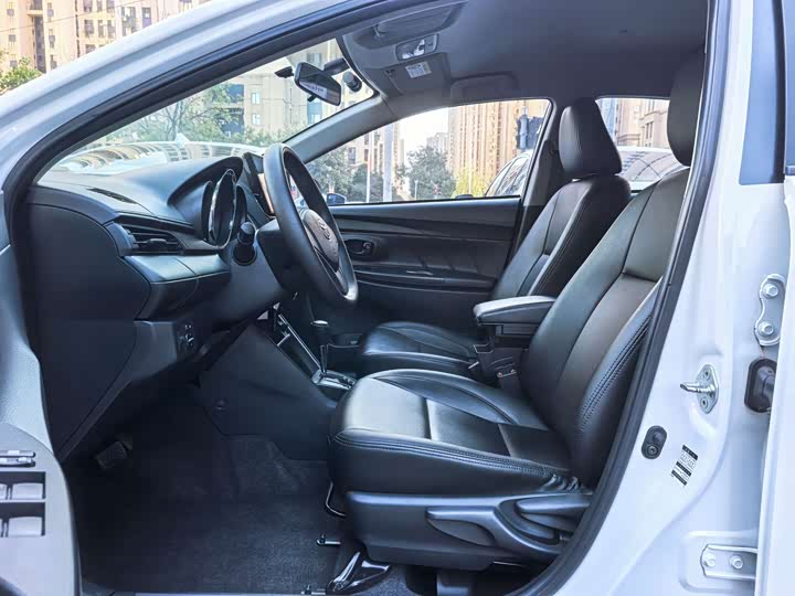 Фото 9 - Toyota Yaris L Hatchback