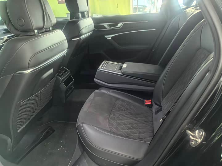 Фото 9 - Audi A6L