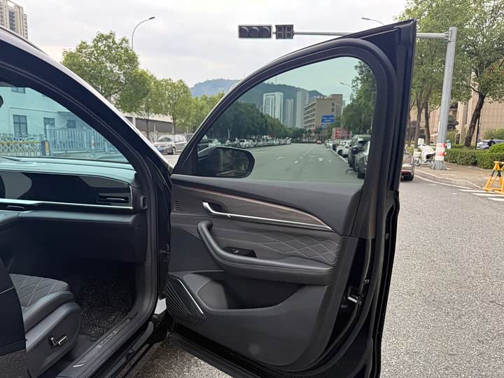 Фото 34 - Geely Monjaro