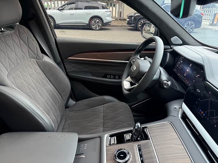 Фото 36 - Geely Monjaro