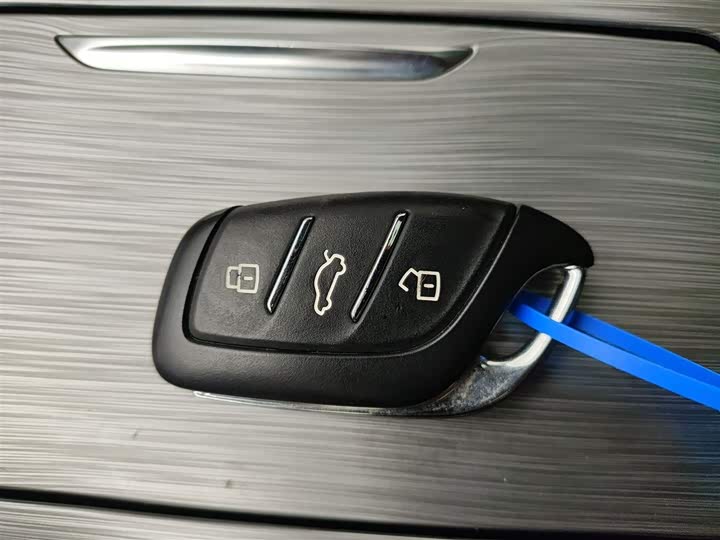 Фото 9 - Roewe RX5 Hybrid