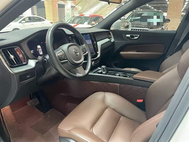 Фото 9 - Volvo XC60