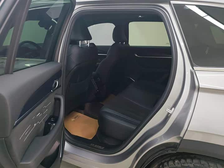 Фото 11 - Geely Monjaro