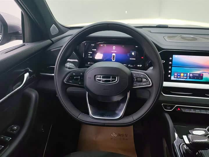 Фото 15 - Geely Monjaro