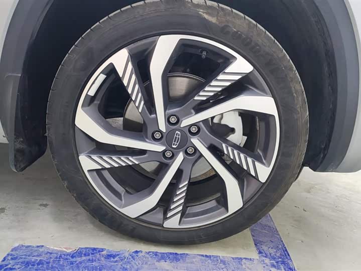 Фото 6 - Geely Monjaro