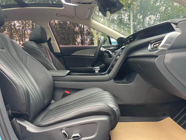 Фото 18 - Hongqi H5