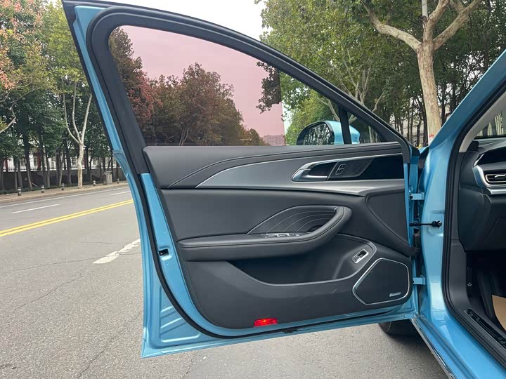 Фото 9 - Hongqi H5