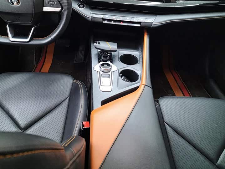 Фото 16 - Changan UNI-V Hybrid