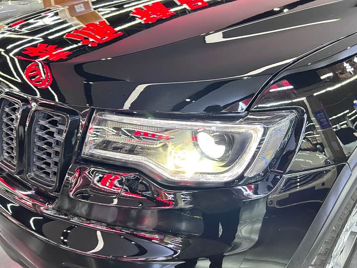 Фото 10 - Jeep Grand Cherokee