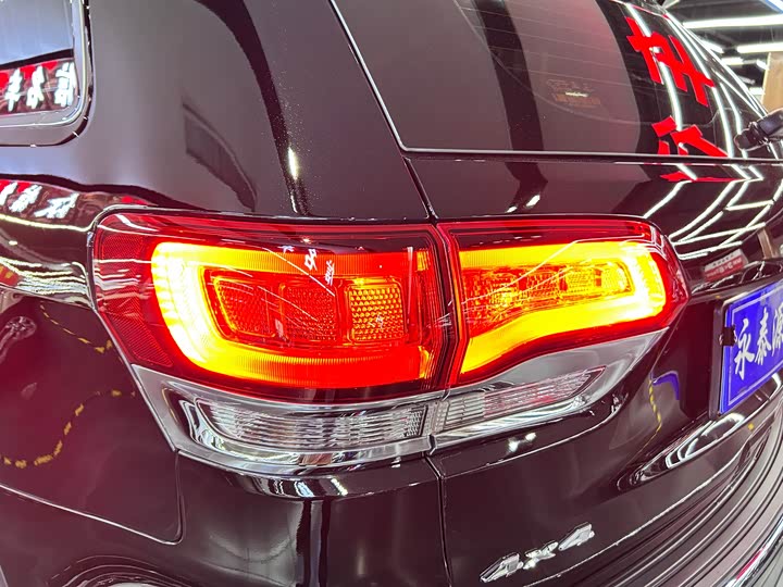 Фото 11 - Jeep Grand Cherokee