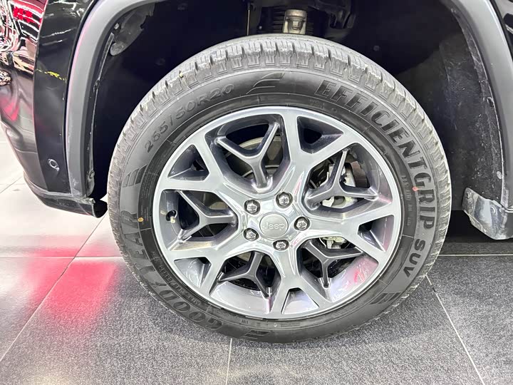 Фото 12 - Jeep Grand Cherokee