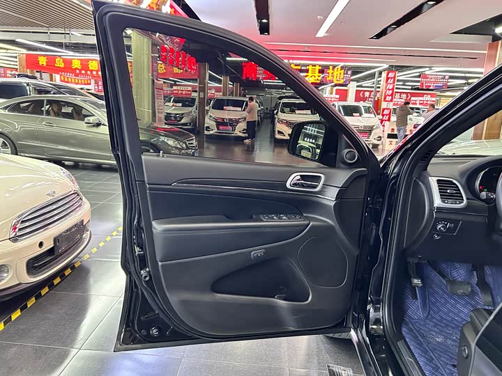 Фото 13 - Jeep Grand Cherokee