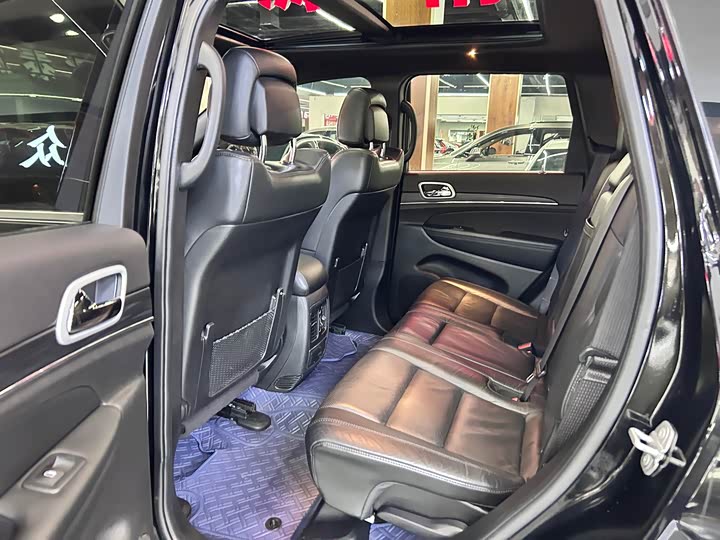 Фото 8 - Jeep Grand Cherokee