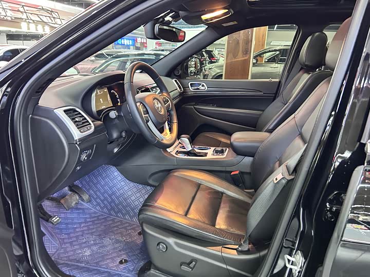 Фото 9 - Jeep Grand Cherokee