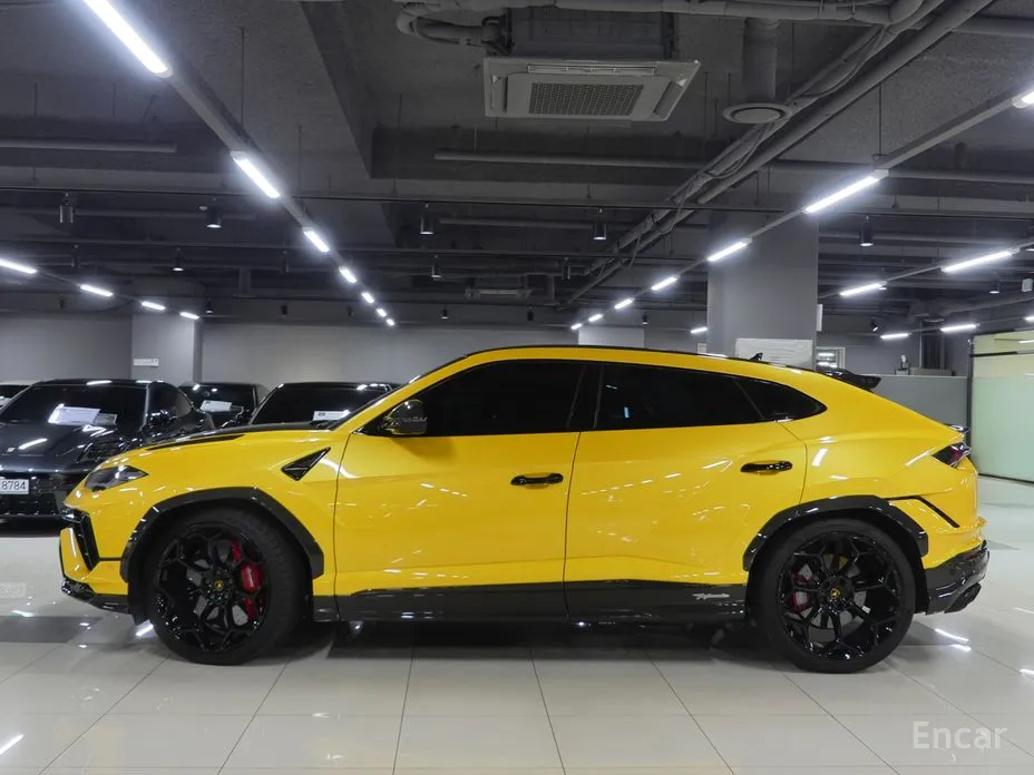 Фото 2 - Lamborghini Urus