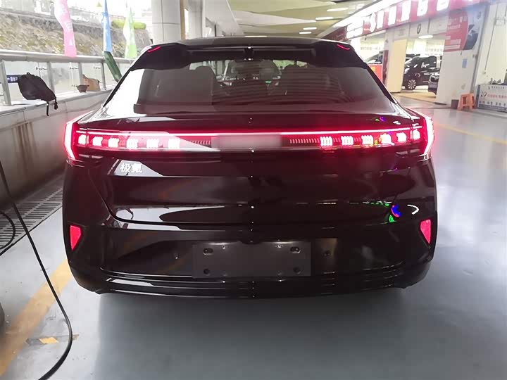 Фото 6 - Zeekr 001