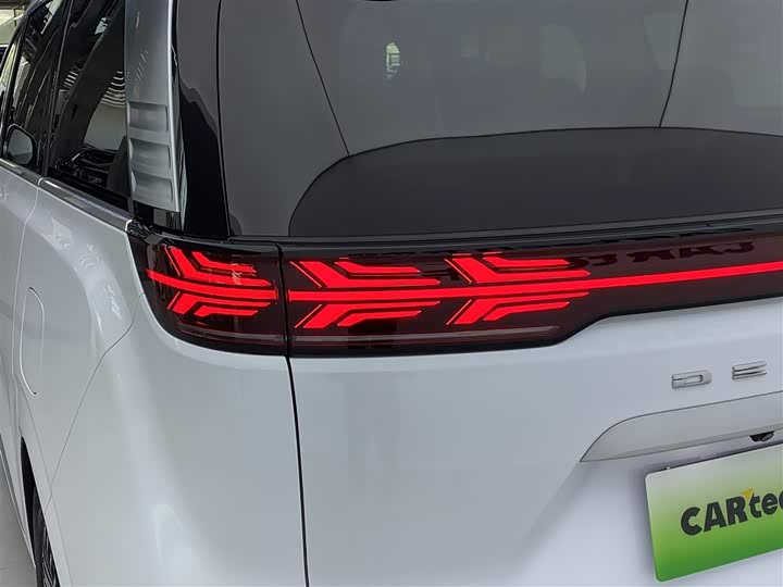 Фото 33 - Denza D9