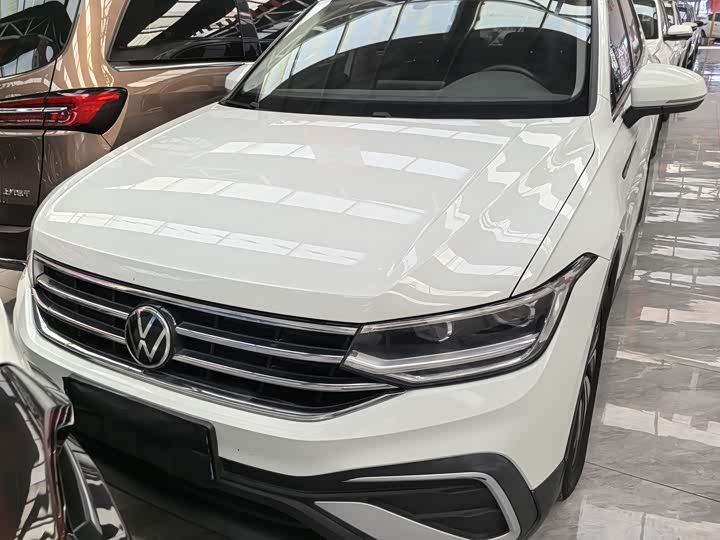 Фото 2 - Volkswagen Tiguan L Pro