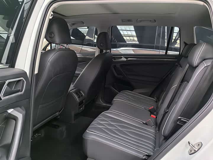 Фото 7 - Volkswagen Tiguan L Pro