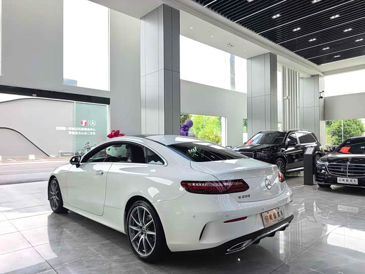 Фото 13 - Mercedes-Benz E-Class