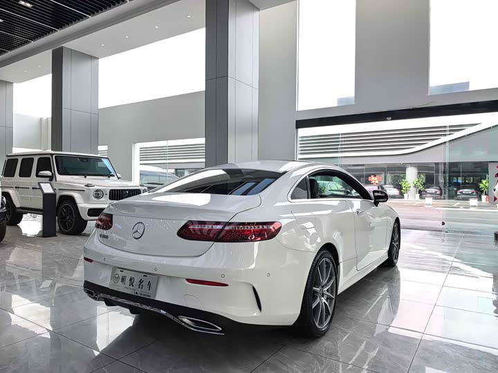 Фото 15 - Mercedes-Benz E-Class