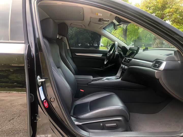 Фото 13 - Honda Accord